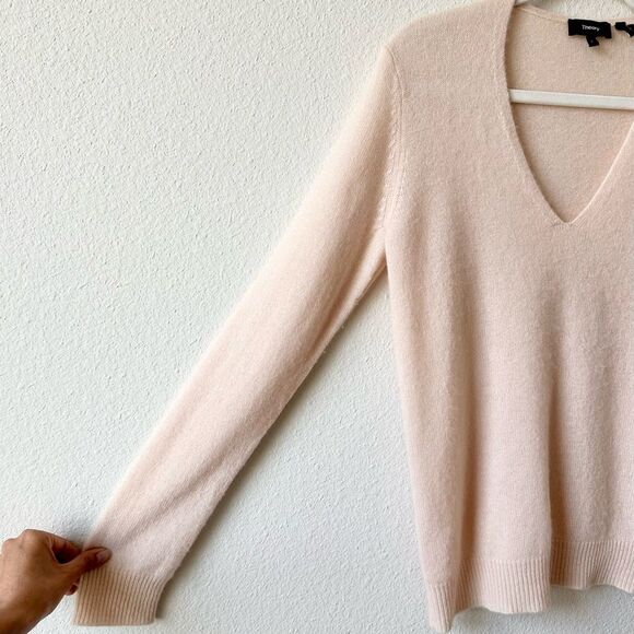 THEORY Adrianna Cashmere V-Neck Sweater in Light Salmon Size Small - Picture 6 of 8